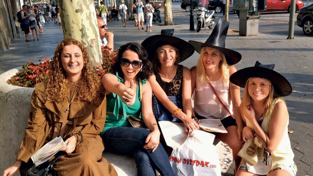 Polona je na svoji misiji priti iz Barcelone v Slovenijo srečala čarovnice. (foto: osebni arhiv)