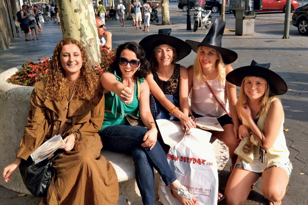 Polona je na svoji misiji priti iz Barcelone v Slovenijo srečala čarovnice.