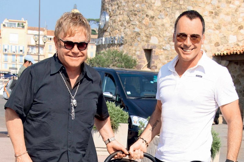 Elton John z možem Davidom Furnishem in sinom Zacharyem (foto: Profimedia.si)