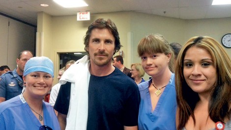 Christian Bale: Obiskal žrvte pokola v kinu