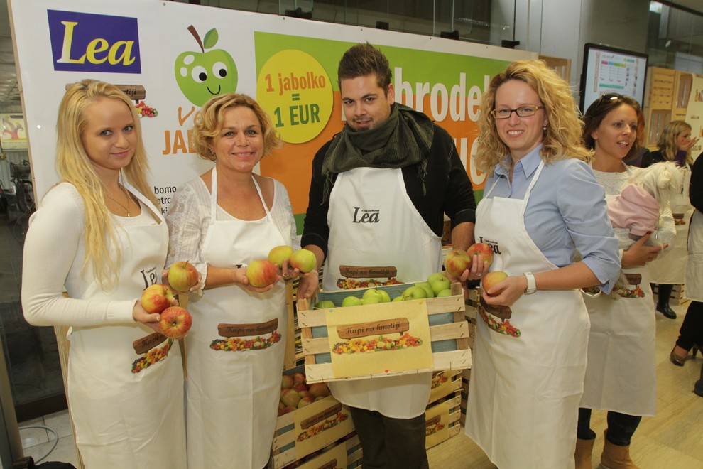 Uredništvo revije Lea (z leve: Marjanca Scheicher, Sonči Nered Čebašek, Nejc Simšič in Nina Keder) je pridno prodajalo jabolka za dober namen. 