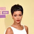 Rihanna: Oče bi rad, da se poroči s Chrisom