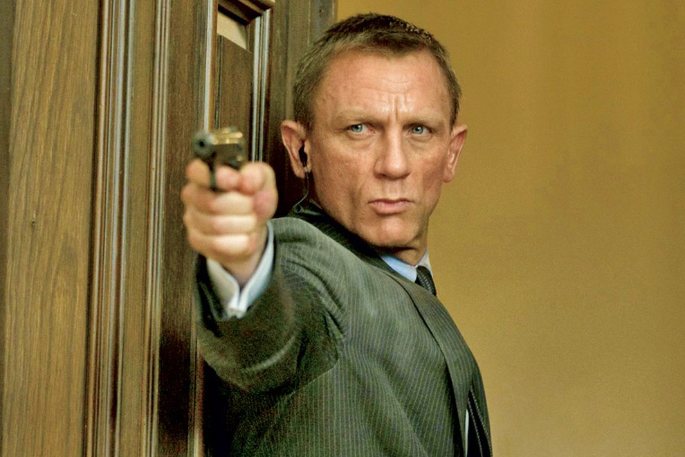 Bonda seveda igra Daniel Craig, njegova naloga pa je, da porazi zlobneža, torej Javierja Bardema. Vlogo M je spet prevzela Judi Dench, v filmu pa je sicer mogoče videti tudi Ralpha Fiennesa, Bena Whishawa, Bondovi dekleti pa sta Naomie Harris in Berenice Marlohe.