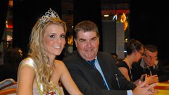 Dosedanja Miss Casino Korona Rija Drožđek in direktor IZC Korona Tomaž Černe sta bila del komisije za izbor Miss Casino Korona.