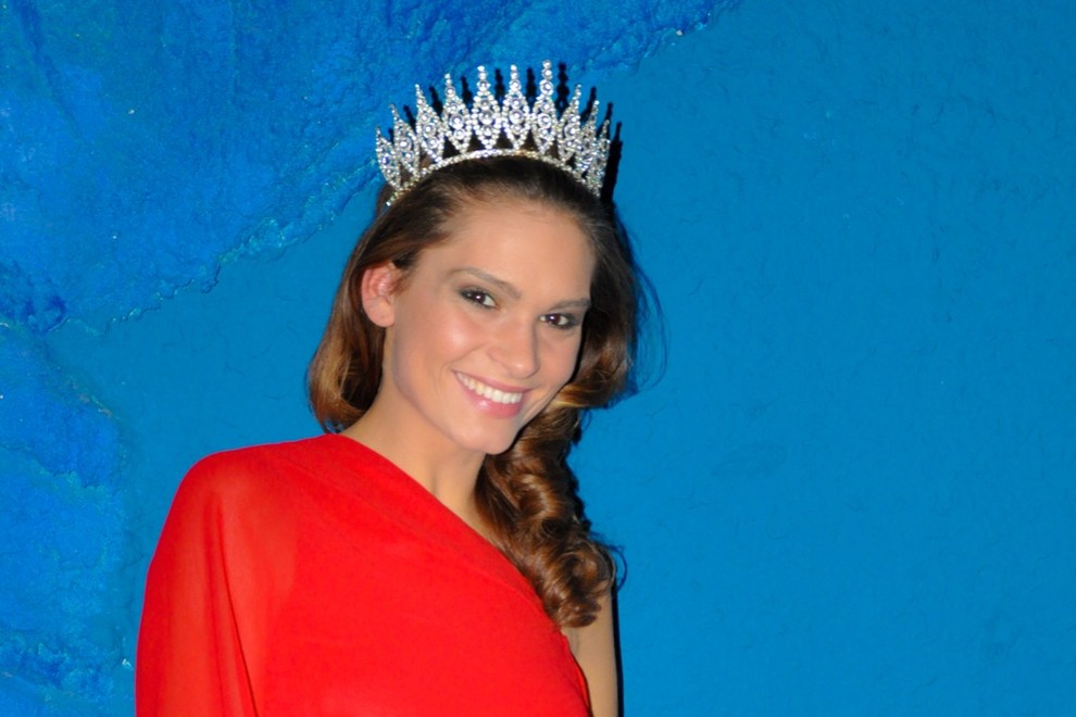 Miss Slovenije Nives Orešnik je bila tokrat odeta v rdečo barvo po izbiri stilistke projekta Jerneje Podbevšek Zhembrovskyy.