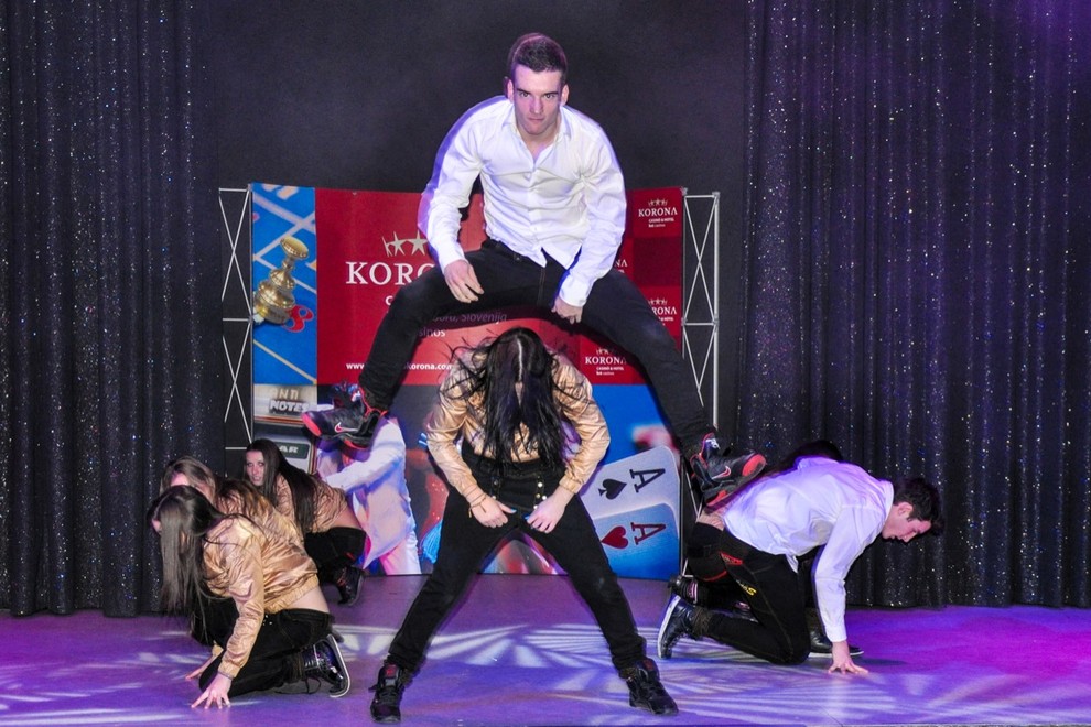 Plesalci Jay Dance Studia so navudšili s svojo koregorafijo in vratolomnimi skoki na odru.