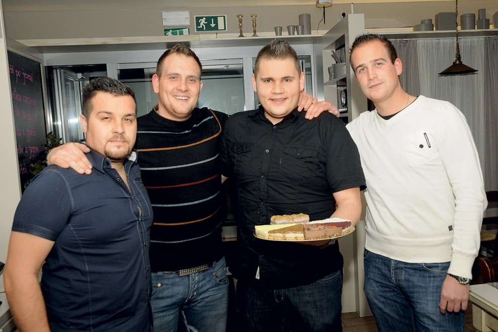 Nik in njegovi prijatelji Ivan, Miha in Dejan, s katerimi vodi posel s presnimi torticami.