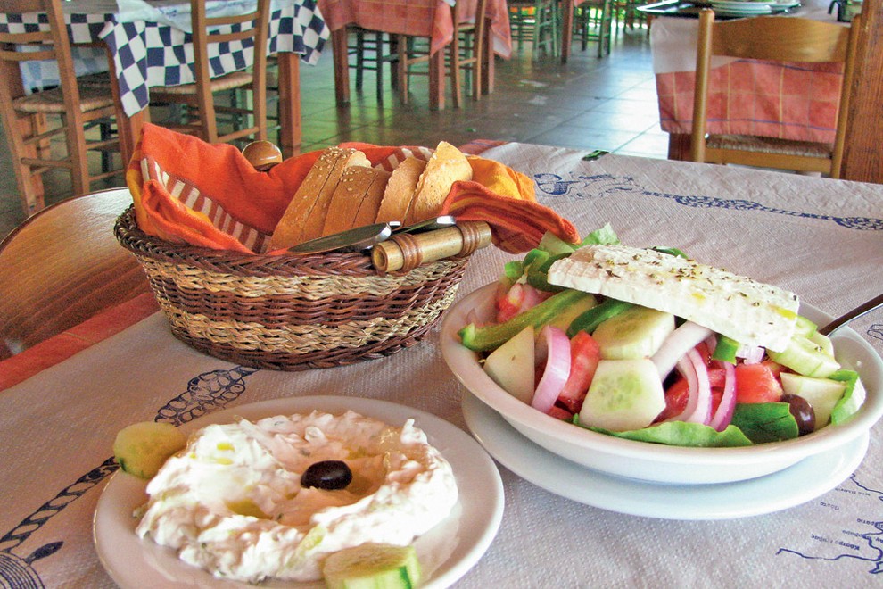 Grški zajtrk: Tzatziki in grška solata za dobro jutro.