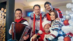 Čeprav sta dekleti na snemanju igrali simpatiji glavnih pevcev, pa je na svoj račun prišel tudi Vinko, ki se je prelevil v vlogo Božička.