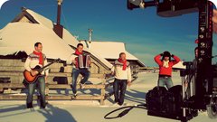 Režiser Jani Pavec je fante iz skupin Čuki in Modrijani popeljal v pravo zimsko idilo, saj so del spota posneli na zasneženi Veliki planini.