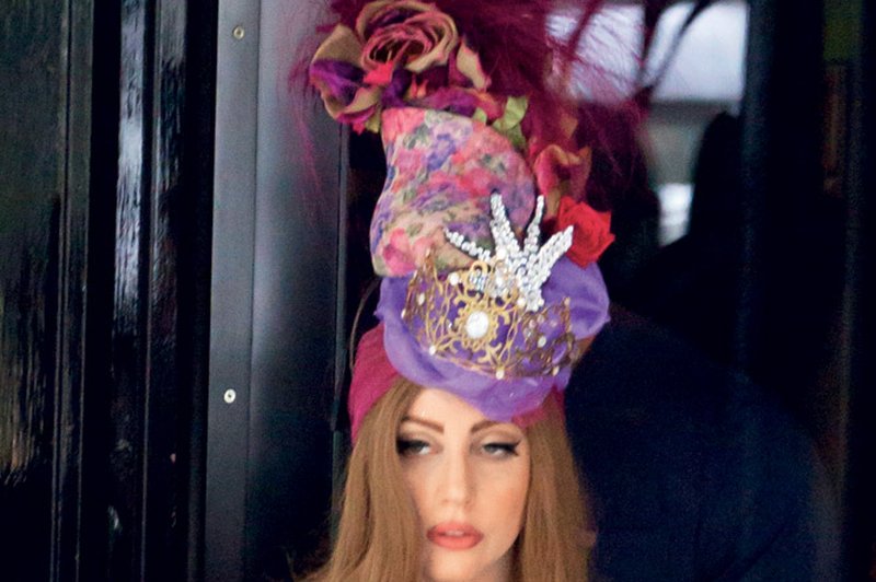 Lady Gaga v zadnjem času menda zelo malo je, zato pa pije veliko vodke, ki je zelo  redilna. (foto: Shutterstock)