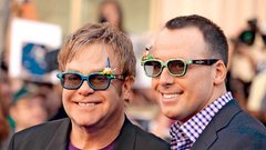 Elton in David se strinjata, da kljub bogastvu ne smeta razvaditi svojih otrok. 