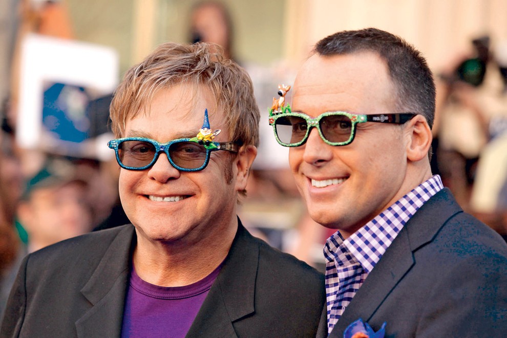 Elton in David se strinjata, da kljub bogastvu ne smeta razvaditi svojih otrok. 