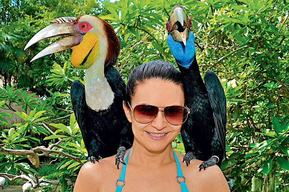 Marijana je bila presrečna ob fotografiranju v barvitem parku ptic na Baliju. Fotografija je bila na koncu videti kot dopustniška razglednica. Pohvalno.