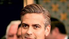 Zoran se je pred kratkim vrnil iz Beograda, kjer je predstavil svoj novi koncertni program. Zanimivo je, da so ga srbski novinarji ves čas primerjali z igralcem Georgeem Clooneyjem. “Na fotografijah, ki sem jih posnel pred leti z Janijem Štravsom, v času albuma Ljubimec iz omare, mi je George Clooney res podoben. Treba je vedeti, da sem tri leta starejši od njega in da je zato on podoben meni. Šala. Če bi se srečala, bi se lahko dobro razumela. Tudi kot režiser je v redu dečko ...”

