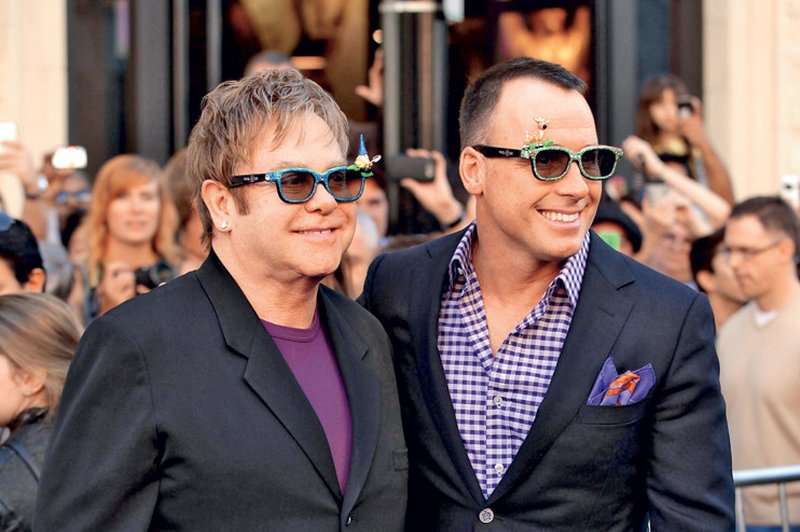 Elton in njegov partner David sta drugega otroka, sina Elijaha, predstavila na naslovni strani revije Hello.  (foto: Shutterstock)