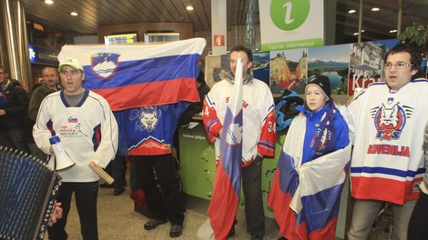 Fotografije: Sprejem hokejske reprezentance na ljubljanskem letališču!