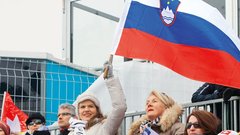 Urška Bačovnik Janša je s tribun glasno spodbujala našo Tino Maze, s seboj pa je prinesla tudi slovensko zastavo.