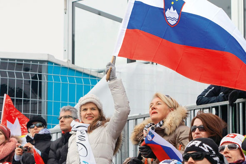 Urška Bačovnik Janša je s tribun glasno spodbujala našo Tino Maze, s seboj pa je prinesla tudi slovensko zastavo.