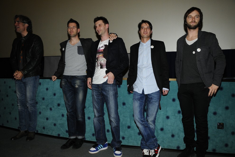 Člani filmske ekipe, ki so pevca leto dni spremljali pri ustvarjanju novega albuma.