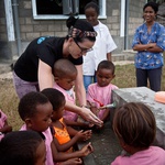 Katy Perry obiskala otroke na Madagaskarju (foto: Holt)