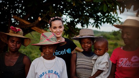 Katy Perry obiskala otroke na Madagaskarju