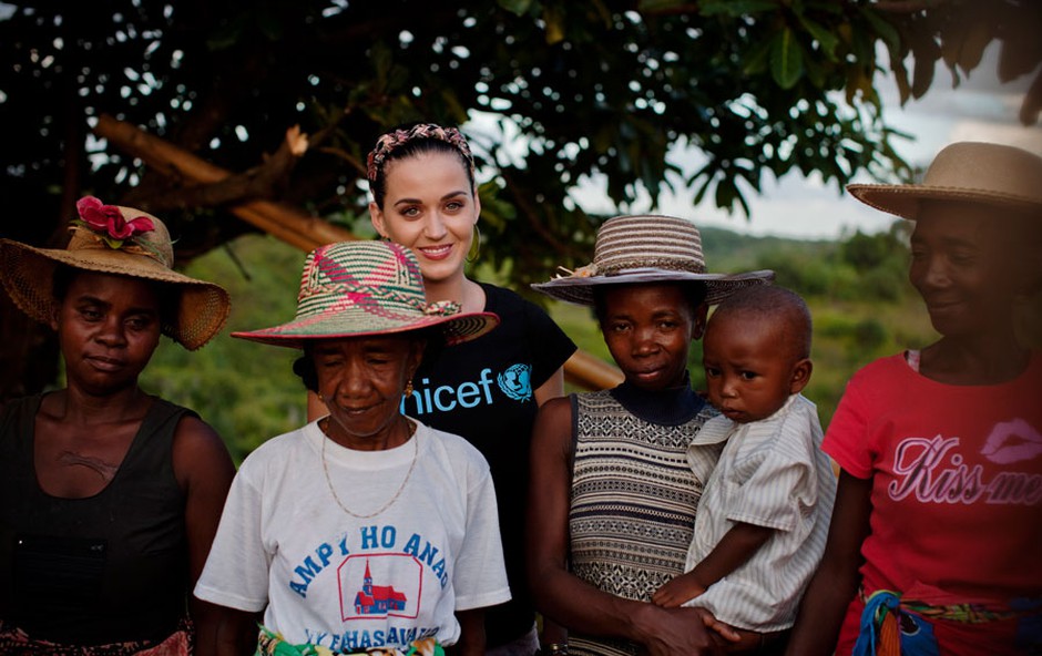 Katy Perry obiskala otroke na Madagaskarju (foto: Holt)