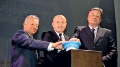 Slavnostno odprtje centra Derby sta poleg direktorja Izeta Rastoderja zaznamovala tudi minister za gospodarski razvoj in tehnologijo Stanko Stepišnik in ljubljanski župan Zoran Janković.