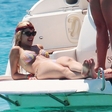 Rita Ora se sonči na Ibizi