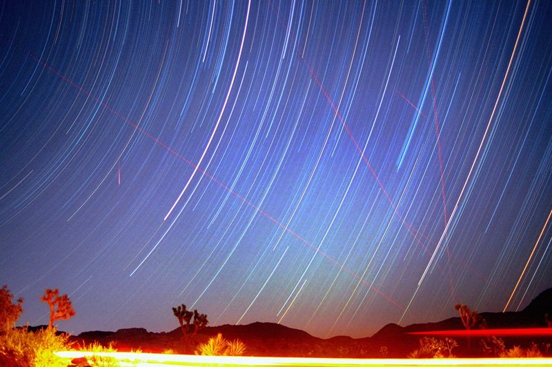 Zvezdni utrinki meteorskega dežja Perzej puščajo za seboj značilne dolge sledi. (foto: Profimedia)