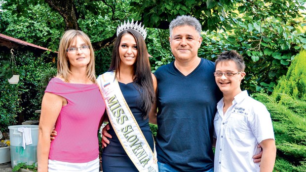 Majina družina, oče, mama in brat Jernej, je izredno ponosna na misico, ki ji je uspel veliki met. (foto: Agencija Queen)