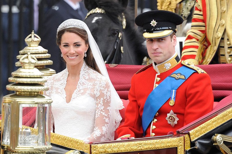 Poročna obleka, kakršno je nosila Kate Middleton, vas bo stala samo 170 evrov (foto: Profimedia)