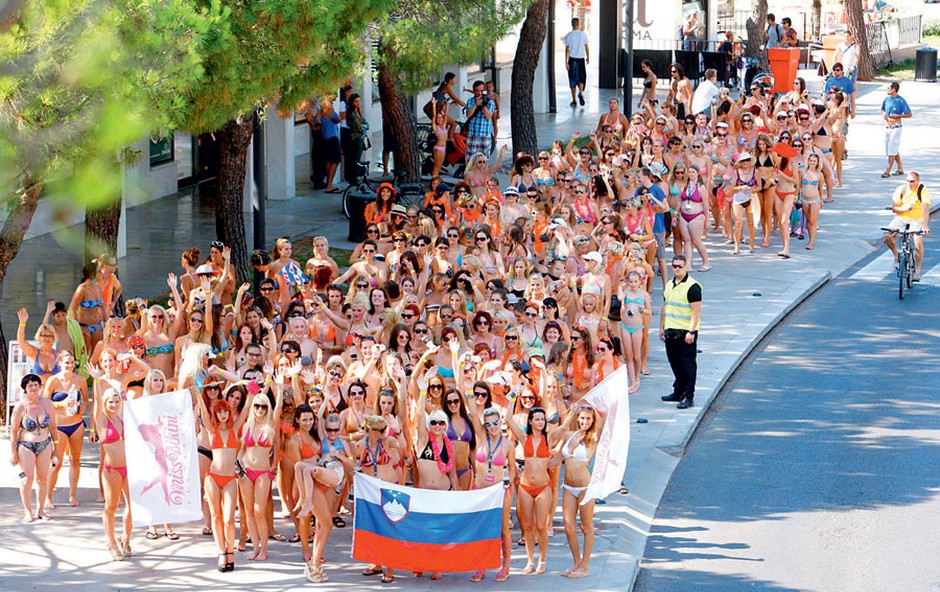 Parada bikink po Portorožu je požela veliko pogledov, tako moških kot ženskih. (foto: Vesmin Kajtazovič)