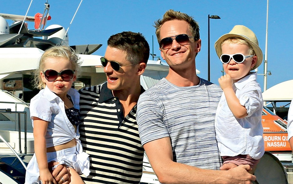 Neil Patric Harris z možem Davidom in dvojčkoma Harperjem in Gideonom (foto: Profimedia)