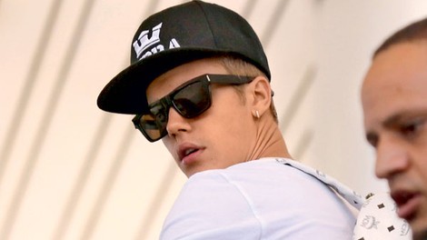 Justin Bieber pretepen v nočnem klubu