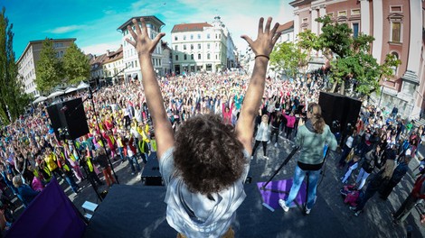 V središču Ljubljane zaplesalo okoli 2000 osnovnošolcev