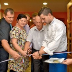 Župan občine Vojnik Benedikt Podergajs je slovesno prerezal trak in odprl gostilno. (foto: Primož Predalič)
