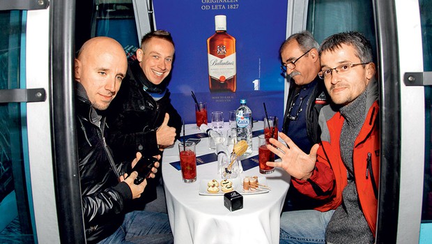 Ekipa radia Antena je uživala v izjemnem doživetju – večerji v gondoli na Krvavcu.  (foto: Mare Vavpotič)