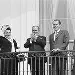 Z balkona Bele hiše sta zakonca Broz mahala skupaj z zakoncema Nixon. (foto: Profimedia)