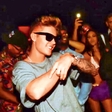Justin Bieber striptizeto zgrabil za rit