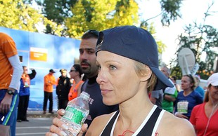 Pamela Anderson ujeta na newyorškem maratonu
