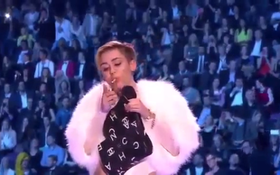 Miley Cyrus prižgala džoint na odru MTV nagrad