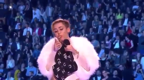 Miley Cyrus prižgala džoint na odru MTV nagrad