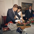 2900 tajnih dokumentov o atentatu na Kennedyja zdaj javno odprtih!