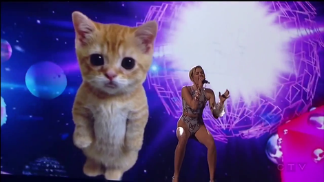 Miley Cyrus nastopila ob gigantskem mačku