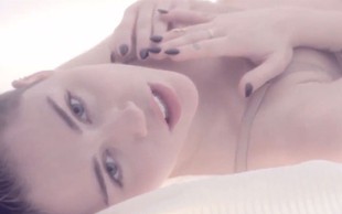 Miley Cyrus se v novem spotu boža po intimnih delih