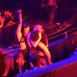 Miley Cyrus se je poljubila s plesalko na koncertu Britney Spears