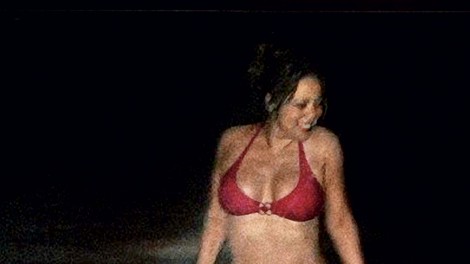 Mariah Carey v bikiniju sprehajala psa