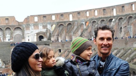 McConaughey z družino pohajkuje po Rimu