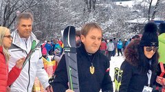 "Kranjska Gora je bila tista, kjer so ljudje pokazali svojo pripadnost in tekmovalcem in smučanju. To je bilo tisto, kar je dalo krila vsem. Kranjska Gora ni bila uspešna samo zame. Zmagala sta tudi recimo Rok in Jure, gre za hram slovenskega smučanja," je povedal nedavno, ko je gostoval na radiu Veseljak in povedal, da je bilo včasih kar težko priti mimo vseh navijačev, ki so ob tekmah svetovnega pokala prišli v Kranjsko Goro. "Stara proga in ciljni prostor sta bila dejansko premajhna za navijače, ki so prišli na tekmo. Blokirana je bila cesta, bilo je neprehodno. Tudi za tekmovalce, ker ni bilo žičnice smo mimo morali priti peš in je bila velika težava, kako se izviti iz tega navijaškega oklepa. Ampak je bila to ena sladka zgodba," je bil odkrit, a ni skrival, da so bile to v bistvu sladke skrbi. Vse do danes pa ima lepe vezi z družino Avsenik, saj je v času tekem od njih dobival prav posebne čestitke. "Nisem muzikalični ekspert, ne znam nobenega inštrumenta. Imam pa v svojih spominih krasno anekdoto z dedkom Saša Avsenika, Slavkom Avsenikom. Bil je smučarski entuziast in ob lepih uspehih, ki smo jih dosegli, takrat ni bilo družbenih omrežij ampak telegrami, je prvi telegram vedno prišel s strani Slavka Avsenika. Tako da imamo posebne vezi in moram reči, da mi je prijetno poznati tako legendo in njegovega vnuka," je še vse do danes ganjen naš nekdanji smučar.